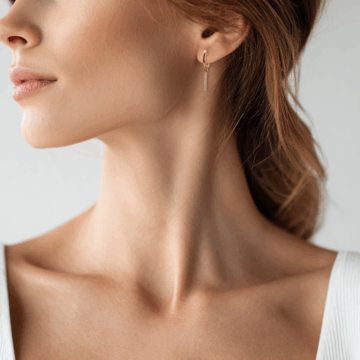 Náušnice Ray z růžového zlata s diamanty na modelce, elegantní dámské šperky