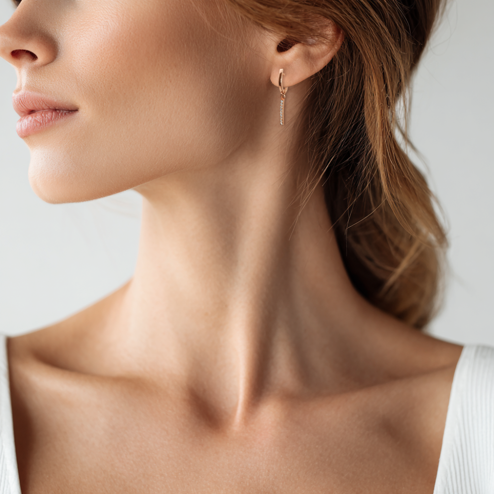 Náušnice Ray z růžového zlata s diamanty na modelce, elegantní dámské šperky