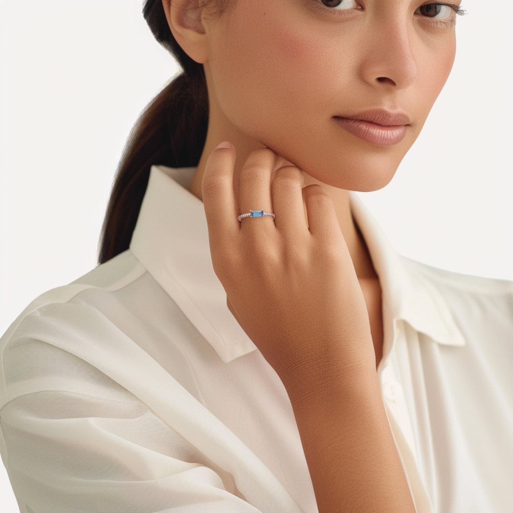 Prsten Blue Line s tanzanitem a diamanty na ruce modelky.