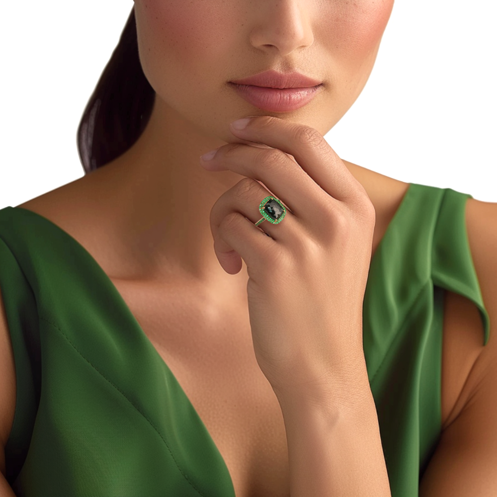 Prsten z růžového zlata s černým diamantem a smaragdy na ruce ženy